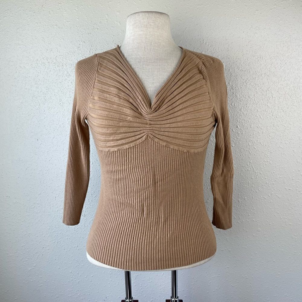 Hot Kiss V-Neck Top Size M EUC